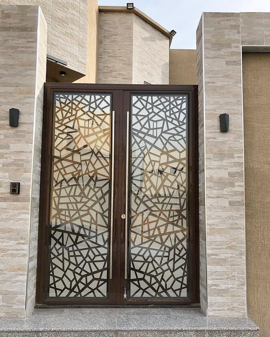 باب زجاجي مع إطار معدني