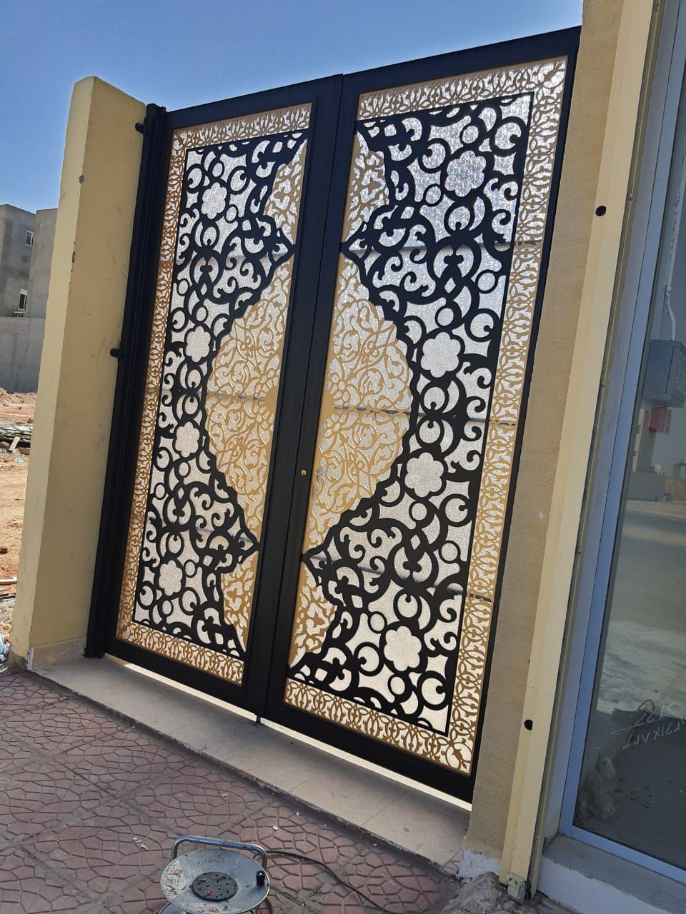 باب معدني مضاد للسرقة