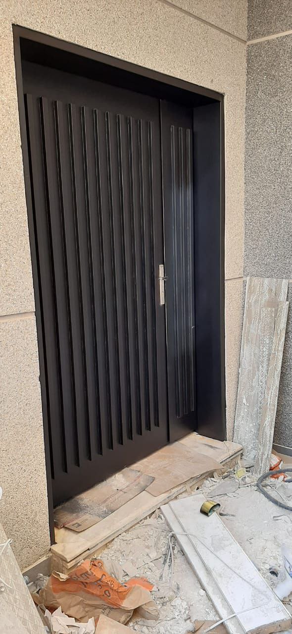 باب حديدي بطلاء مقاوم